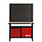 Werkbank mit schwarzer Lochwand, roten Schubladen und Schrank. Logo: KS Tools.
