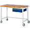 Mobiele werkbank met een lichthouten blad, wit metalen frame, zwenkwielen en een blauwe lade.