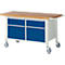 Werkbank met houten blad, lades en wielen.
