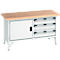 Werkbank met houten blad, witte kast en lades. Laden en kastdeur met zwarte handgrepen.