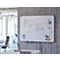 Ein Whiteboard an einer grauen Betonwand mit handgeschriebenen Teamplänen und Notizen.