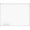 Tableau blanc quadrillé avec cadre en aluminium, pour présentations et notes.
