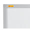 Hoek van een wit bord met grijs frame. Sticker met gele tekst: "X-tra! Line".