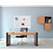 Kantoor met bureau, stoel, whiteboard met notities en wandplanken.