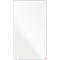 Grand tableau blanc rectangulaire avec un cadre argenté. Un autocollant orange dans le coin inférieur droit.