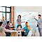 Des personnes présentent devant un tableau blanc avec un diagramme dans un bureau lumineux. Le texte dit « Creative », « Fun », « Idea », « Inspire » et « Collaborative ».