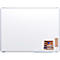 Wit whiteboard met zilveren frame, pennenhouder en wisser.