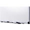 Close-up van een wit magnetisch whiteboard met penhouder en pen.