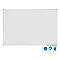 Wit whiteboard met zilveren frame, logo's rechtsonder.