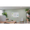 Kantoorinrichting met een lichte houten bureau, stoel, whiteboard en planten. Op het bord staan notities en symbolen.