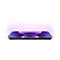 Ein schwarzes Smartphone liegt flach auf weißem Hintergrund mit leuchtendem violetten Display.