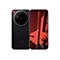 Schwarzes Smartphone mit Leica-Kamera. Auf dem Display ist eine rote Wand mit Schatten abgebildet.