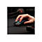 Hand auf einer schwarzen Gaming-Maus. Die Maus hat blaue und rote Akzente, das Kabel ist angeschlossen.