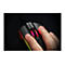 Person bedient eine schwarze Gaming-Maus. Die Maus hat farbige LED-Beleuchtung und den Aufdruck "PRIMER".