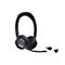 Schwarzes kabelloses Yealink Headset mit Mikrofonarm und zwei USB-Dongles vor weißem Hintergrund.