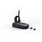 Schwarzes Yealink Headset mit Mikrofonarm steht in einer ovalen Ladestation, daneben zwei USB-Adapter auf weißem Grund.
