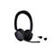 Schwarzes kabelloses Yealink Headset mit Mikrofonarm, leuchtendem Ring und zwei USB-Adaptern vor weißem Hintergrund.