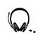 Schwarzes kabelloses Headset mit Mikrofonarm und zwei USB-Adaptern vor weißem Hintergrund.