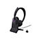 Schwarzes Yealink Headset auf einer Ladestation mit separatem USB-Empfänger auf weißem Hintergrund.