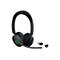 Dunkelgraues Headset mit Mikrofon und USB-Adaptern auf weißem Hintergrund. Ein Knopf leuchtet grün.