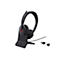 Schwarzes schnurloses Headset auf einer Ladestation. Mikrofon, Ladeadapter, USB-Adapter.