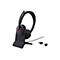 Schwarzes Headset mit Ladestation und Adaptern. Das Headset hat einen roten Knopf und den Schriftzug "Yealink".