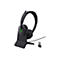 Schwarzes schnurloses Headset auf einer Ladestation, ein USB-Dongle und ein Kabel auf weißem Hintergrund. Die Marke Yealink ist auf dem Headset, der Ladestation und dem Dongle aufgedruckt.