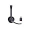 Drahtloses Headset und USB-Dongle auf weißem Hintergrund. Das Headset ist grau mit einem Mikrofonarm. Der Dongle ist ebenfalls grau, mit roter LED und Logo.