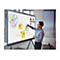 Ein Mann prÃ¤sentiert auf einem Whiteboard. Diagramme, Notizen und Fotos sind zu sehen. Im Hintergrund ein Fenster.