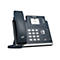 Dunkles Yealink IP-Telefon mit Display, Ziffernblock und Hörer vor weißem Hintergrund.