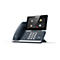 Ein dunkelblaues VoIP-Telefon mit großem Touchscreen, auf dem eine Videokonferenz angezeigt wird. Das Telefon steht auf einem weißen Hintergrund.