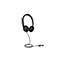 Schwarzes Headset mit Mikrofon auf weiÃŸem Hintergrund. Am Headset ist ein Kabel mit USB-Anschluss angebracht.