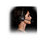 Profil einer Frau mit Headset vor dunklem Hintergrund. Das graue Headset bedeckt ihr Ohr, das Mikrofon ist ausgerichtet.