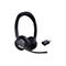 Drahtloses Headset in Schwarz mit Mikrofon und USB-Dongle. Auf weiÃŸem Hintergrund.