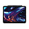 Dunkelgraues Tablet mit Stylus. Auf dem Display eine abstrakte, fließende Grafik in Blau-, Lila- und Goldtönen. Das Tablet ist in einer Hülle.