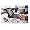 Un homme travaille avec une tablette et un clavier sur une table. L'écran affiche des e-mails. À côté se trouvent des lunettes et des plans.
