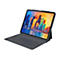 Dunkelgraues Tablet mit Tastatur, Display zeigt farbenfrohes Stadtbild. Stift steckt am oberen Rand. 