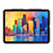 Ein Tablet zeigt ein Gemälde einer Skyline mit bunten Wolkenkratzern über dem Wasser, der Himmel ist gelb, orange und blau.