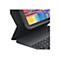 Dunkle Tablet-HÃ¼lle mit integrierter Tastatur, auf der ein Tablet mit buntem Display steht.