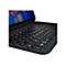 Schwarze Tastatur, Detailaufnahme. Tasten mit Buchstaben, teilweise unscharf.