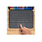 Clavier de tablette gris avec pavé tactile, sur une surface en bois. Un doigt touche le pavé tactile.
