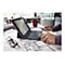 Ein Mann tippt auf einer Tablet-Tastatur, ein Tablet mit E-Mails liegt vor ihm. Auf dem Tisch liegen Brille, Baupläne und eine Tasse.