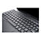 Nahaufnahme einer schwarzen Tastatur. Tasten mit Buchstaben und Symbolen, darunter eine Leertaste und ein Touchpad. Das ZAGG Logo ist sichtbar.