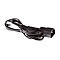 Schwarzes Netzkabel mit zwei Steckern. Ein Stecker hat drei Pole, der andere hat zwei.