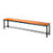 Lange houten bank met zwart metalen frame, twee niveaus, detailweergave.