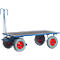Blauwe platformwagen met vier wielen, rode velgen en grijze banden. Met handvat.