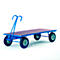 Blau platformwagen met vier wielen en handvatten op een witte achtergrond.