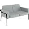 Hellgraues 2-Sitzer-Sofa mit schwarzem Metallgestell. Gepolstert mit Armlehnen, auf geraden schwarzen Beinen.