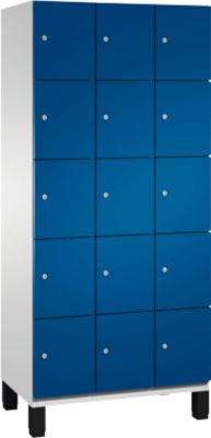 Armoire à casiers Cambio C+P, 3 compartiments, 15 casiers, sur pieds, L 900 x P 525 x H 1980 mm, gris clair/bleu gentiane