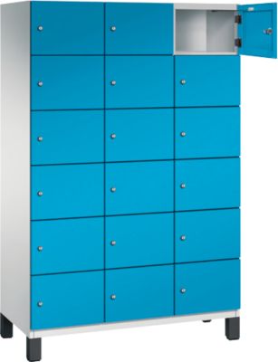 Armoire à casiers Cambio C+P, 3 compartiments, 18 casiers, sur pieds, L 1200 x P 525 x H 1980 mm, gris clair/bleu clair